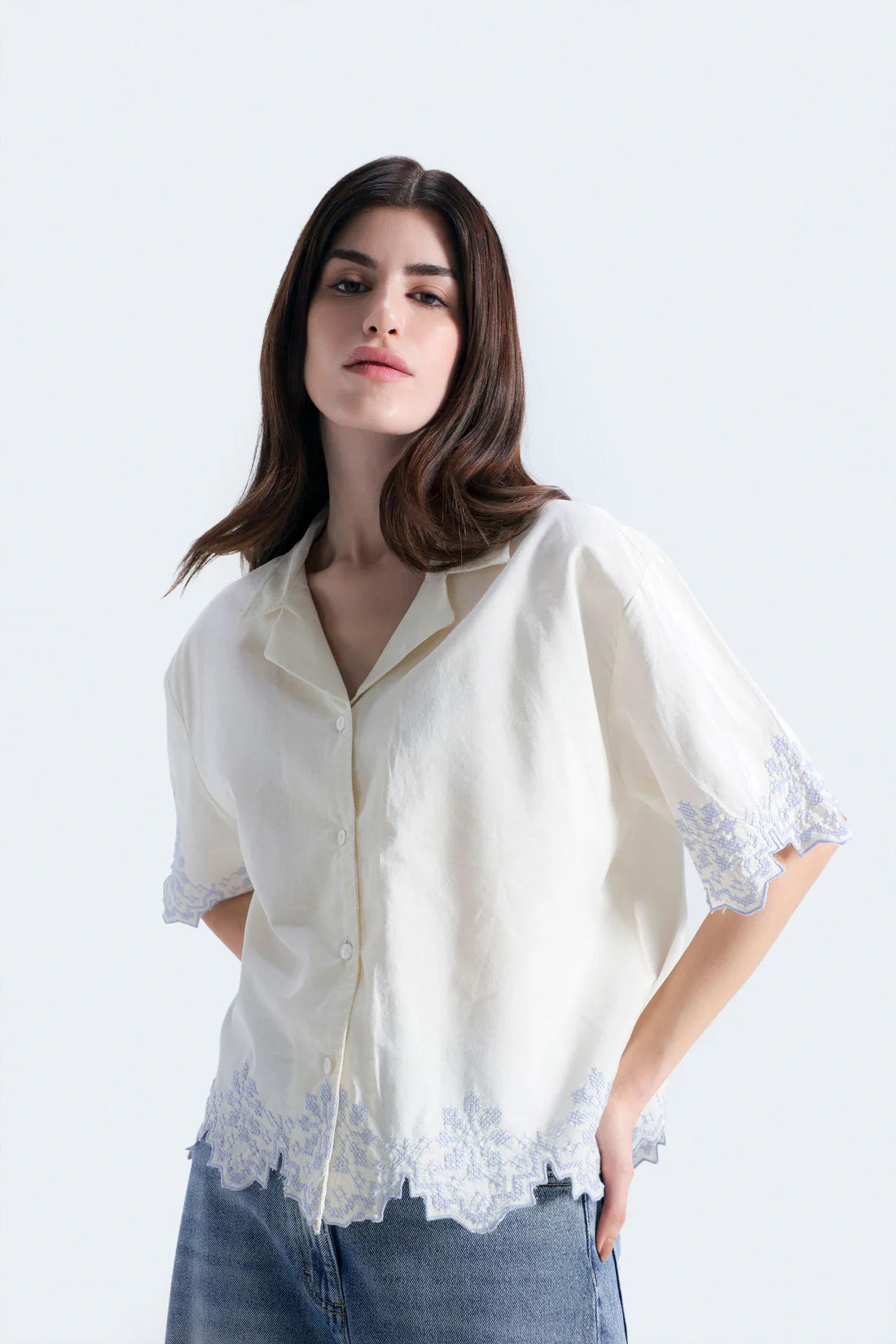 SUPER CROPPED EMBROIDERED SHIRT