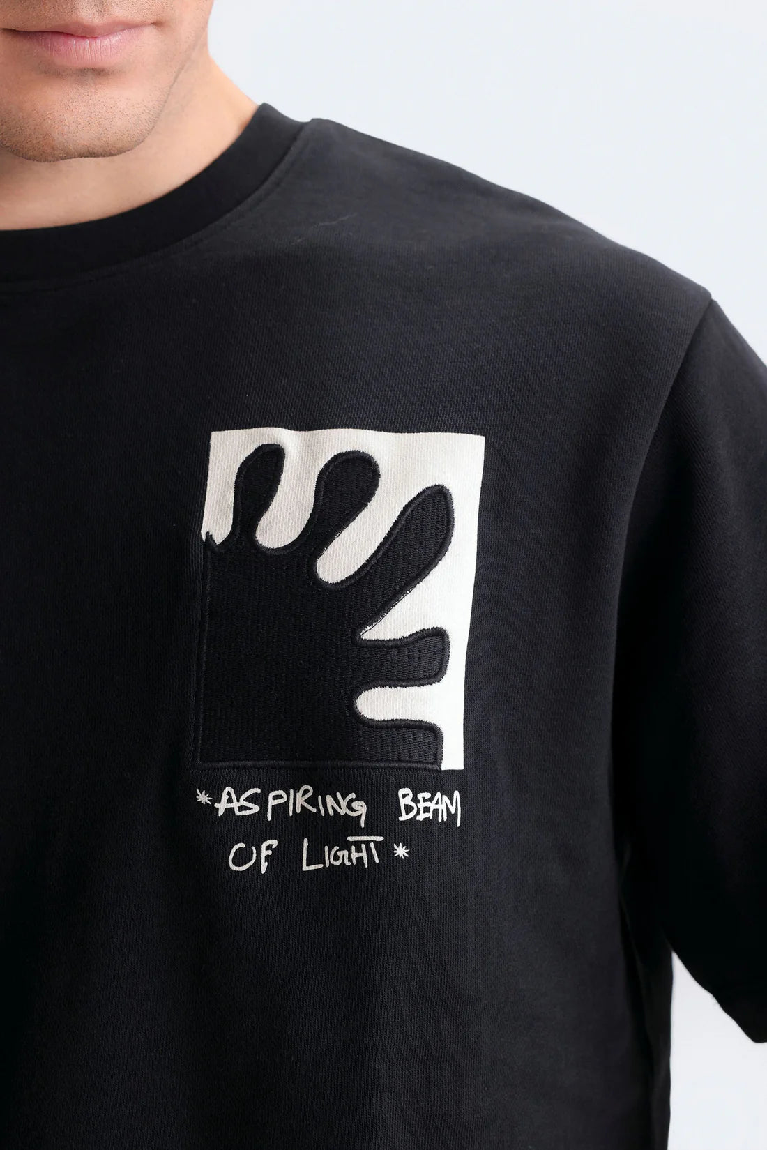 EMBROIDERED GRAPHIC T-SHIRT